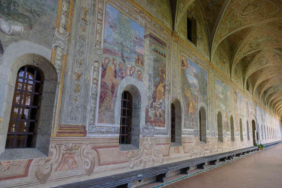 091 - Italia - Nápoles - basílica y convento de Santa Clara - convento - claustro.jpg